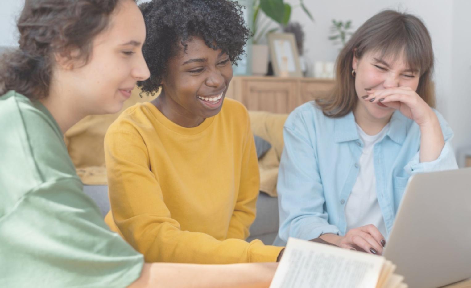 Environnement de travail d'analyste financier moderne