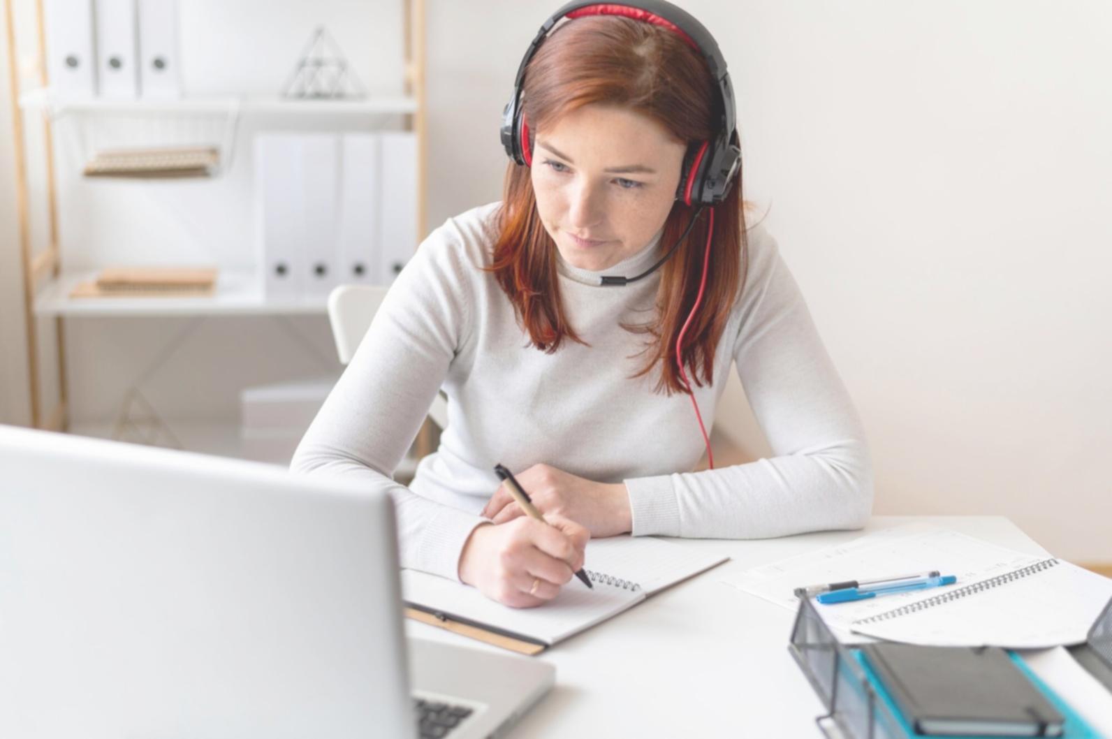 Analyse de documents financiers sur bureau professionnel
